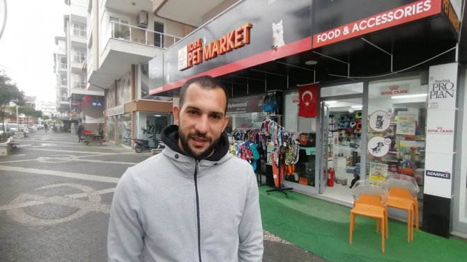 İ̇ş Yerinin Önündeki 25 Liralık Köpek Maketlerini Çaldılar