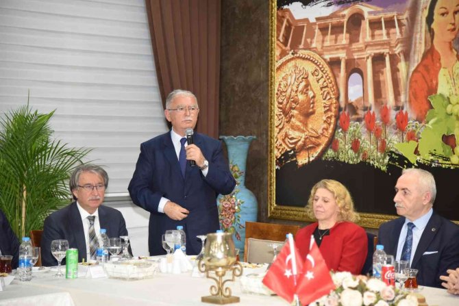 Emekliye Ayrılan Vali Yardımcısı Ve Kaymakamlara Plaket