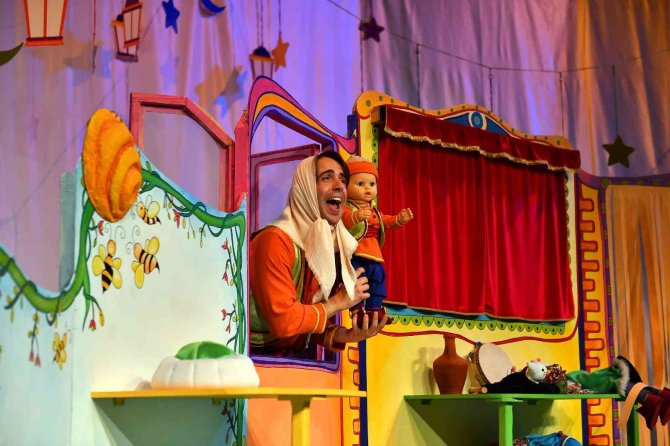 ’Dünyanın Eski Zamanlarında’ Oyunu İlk Kez Sahnelendi