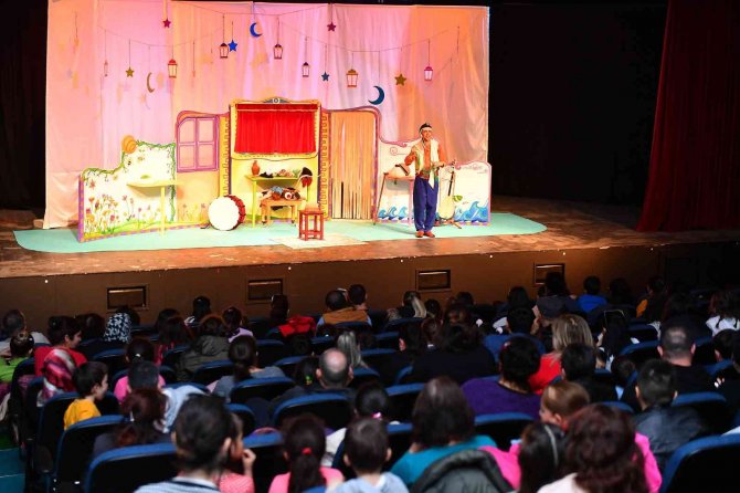 ’Dünyanın Eski Zamanlarında’ Oyunu İlk Kez Sahnelendi