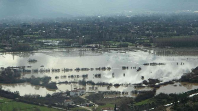 Karabağlar Yaylası Yağışlar Sonrası Göle Döndü