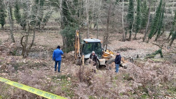 Rüyasının Peşinden Köyüne 2 Bin Km Yol Geldi, Define Aramak İçin Kazıya Başladı