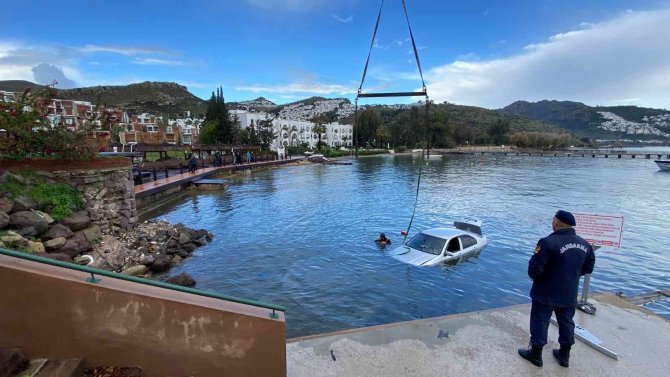 Otomobil Denize Uçtu, 19 Yaşındaki Genç Boğuldu