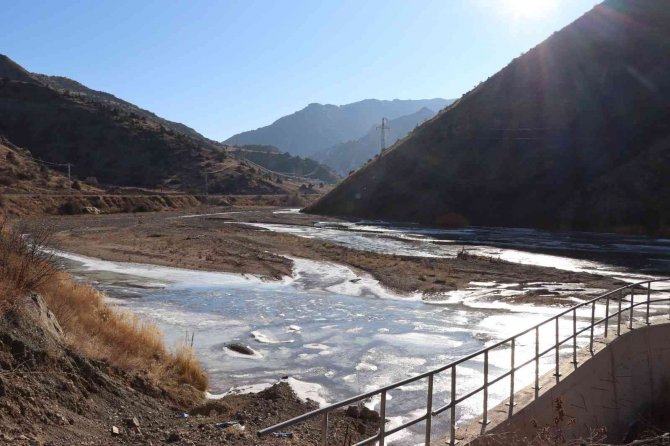 Oltu Çayı Buz Tuttu