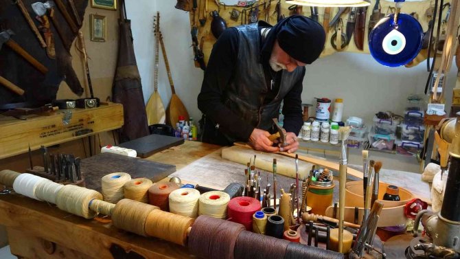 Osmanlı Döneminde Subayların Kullandığı Kemerleri Üretiyor