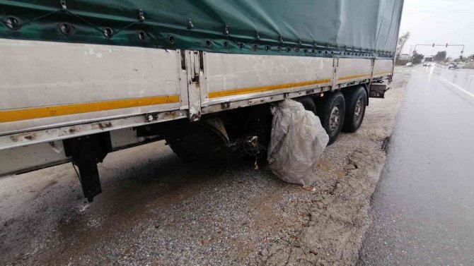 Trafik Ekipleri Uygulama Yaparken, Kırmızı Işıkta Bekleyen Otomobile Tır Çarptı: 1 Yaralı