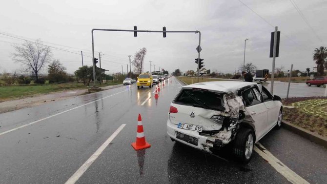 Trafik Ekipleri Uygulama Yaparken, Kırmızı Işıkta Bekleyen Otomobile Tır Çarptı: 1 Yaralı