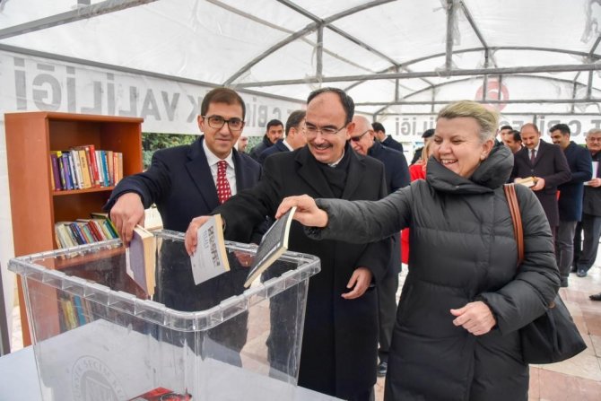 Rektör Beydemir Kitap Bağışında Bulundu