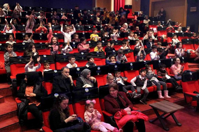 Büyükşehir’den Tiyatro Şöleni