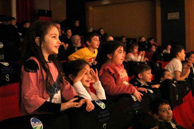 Büyükşehir’den Tiyatro Şöleni