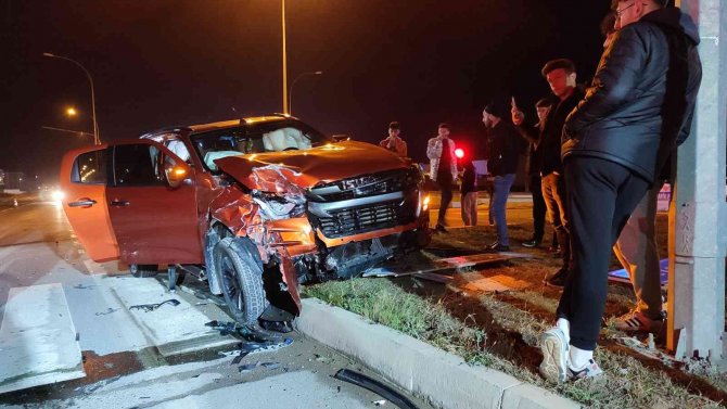 Suv Tipi Araç İle Ticari Taksi Çarpıştı: 2 Yaralı