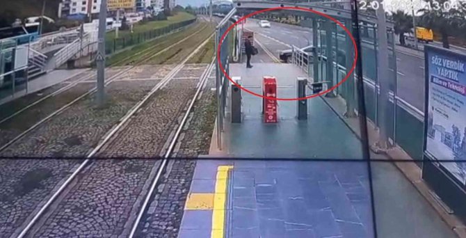 Otomobilin Tramvay İstasyonuna Çarpma Anı Kamerada