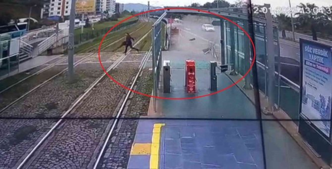 Otomobilin Tramvay İstasyonuna Çarpma Anı Kamerada