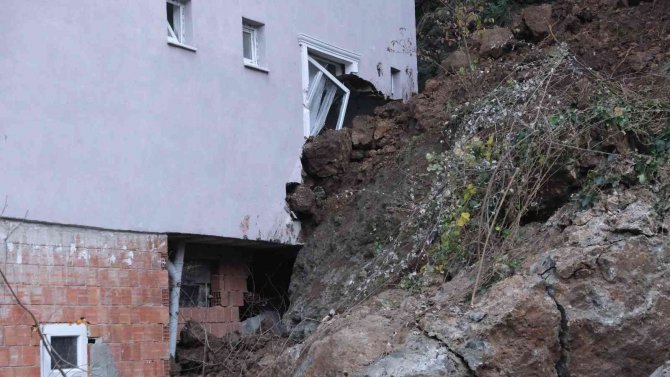 Heyelan 4 Katlı Binaya Hasar Verdi, Bina Tahliye Edildi