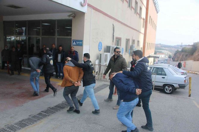 Şanlıurfa’da Polis Ve Muhabirin Yaralandığı Kavgayla İlgili Gözaltına Alınan Zanlılar Adliyede