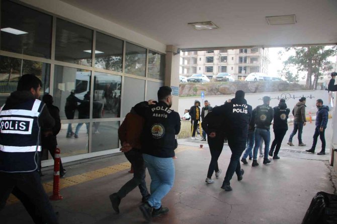 Şanlıurfa’da Polis Ve Muhabirin Yaralandığı Kavgayla İlgili Gözaltına Alınan Zanlılar Adliyede
