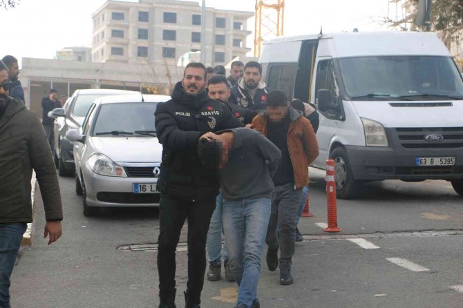 Şanlıurfa’da Polis Ve Muhabirin Yaralandığı Kavgayla İlgili Gözaltına Alınan Zanlılar Adliyede