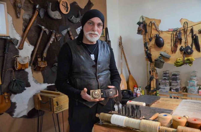 Osmanlı Döneminde Subayların Kullandığı Kemerleri Üretiyor