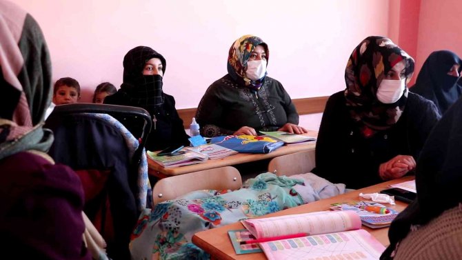 Atıl Durumdaki Bina Köy Yaşam Merkezi Oldu, Köylü Kadınlar Çocuklarıyla Kursa Geldi