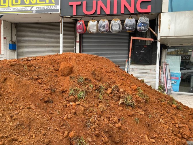 Sultanbeyli’de Kiracısından Fazlan Kira İsteyen Dükkan Sahibi, Dükkanın Önüne Kamyonla Kum Döktürdü
