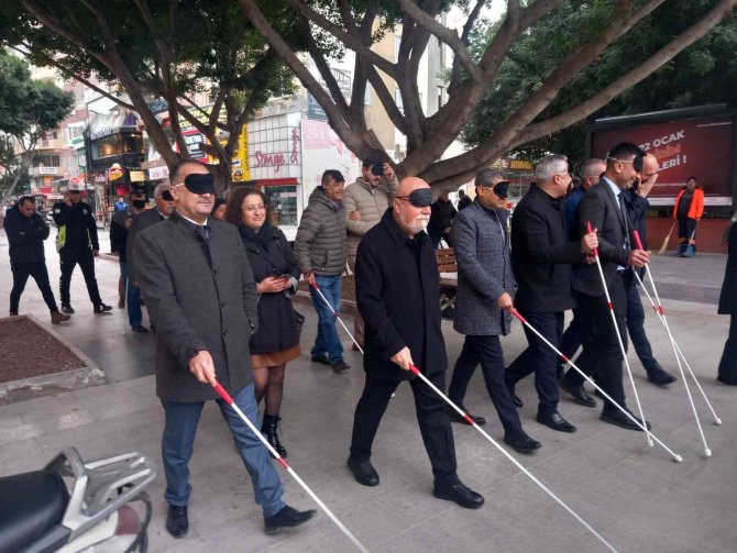 Tarsus’ta Farkındalık İçin ’’Beyaz Baston’’ İle Yürüdüler