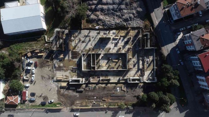 İ̇lkadım Spor Kompleksi’nde Çalışmalar Hızlandı