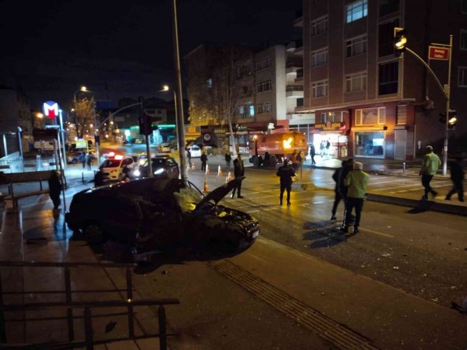 Ümraniye’de İ̇ett Otobüsü İle Otomobil Çarpıştı: 1’i Ağır 5 Yaralı