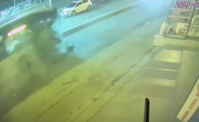 Ümraniye’de Refüjden Uçan Otomobilin İ̇ett Otobüsü İle Çarpıştığı Kaza Kamerada