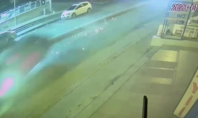 Ümraniye’de Refüjden Uçan Otomobilin İ̇ett Otobüsü İle Çarpıştığı Kaza Kamerada