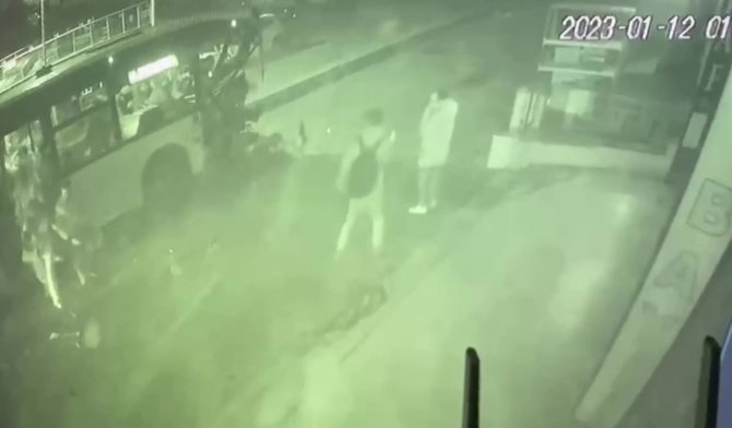 Ümraniye’de Refüjden Uçan Otomobilin İ̇ett Otobüsü İle Çarpıştığı Kaza Kamerada