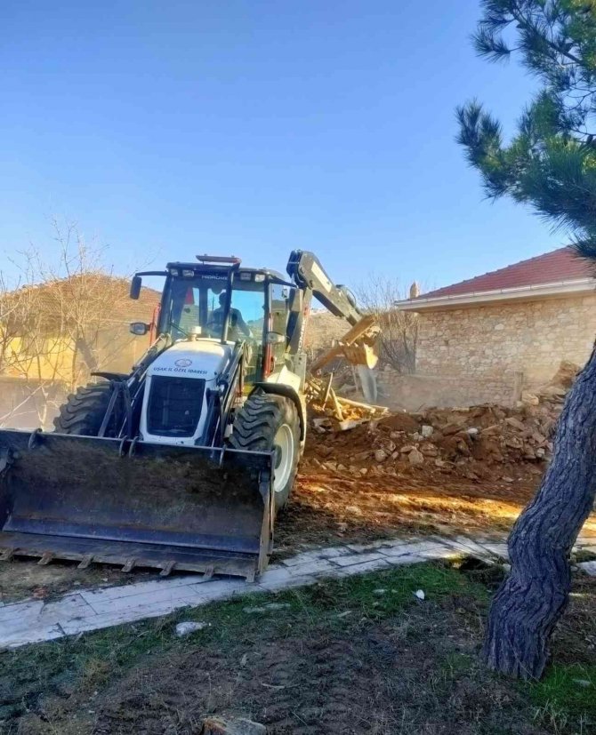 Uşak’ta Tehlikeli Metruk Binalar Yıkıldı