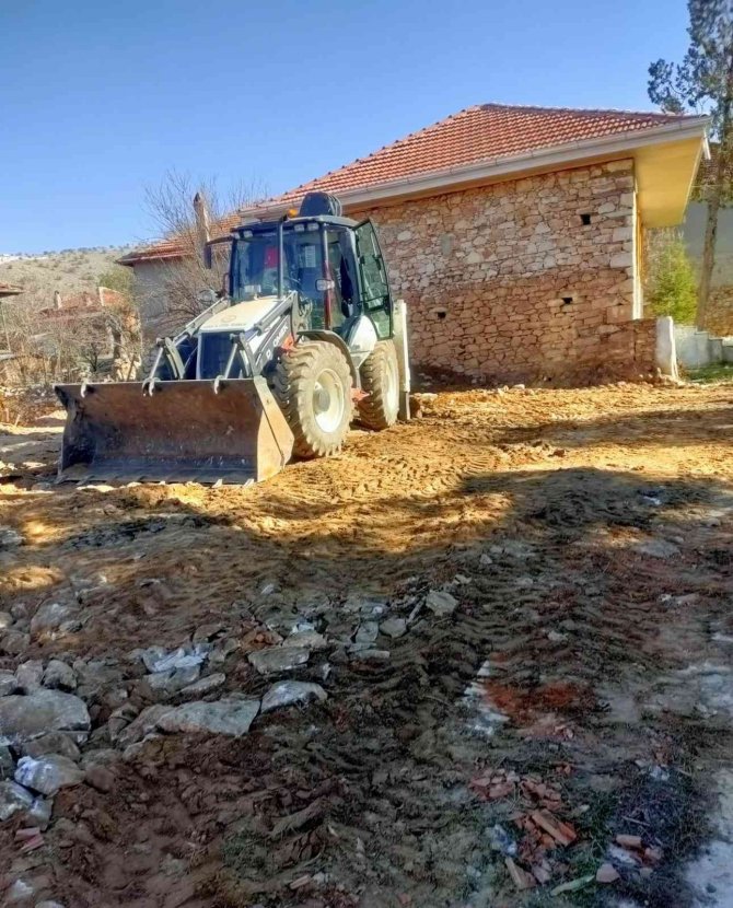 Uşak’ta Tehlikeli Metruk Binalar Yıkıldı