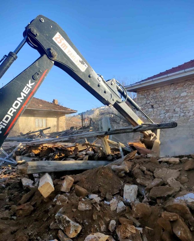 Uşak’ta Tehlikeli Metruk Binalar Yıkıldı