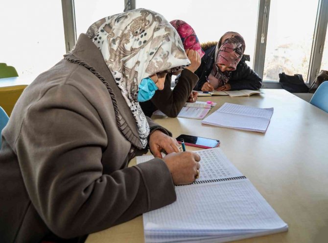 Vanlı Kadınlar Büyükşehir’le Okuma-yazma Öğreniyor