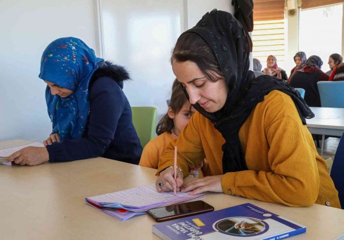 Vanlı Kadınlar Büyükşehir’le Okuma-yazma Öğreniyor