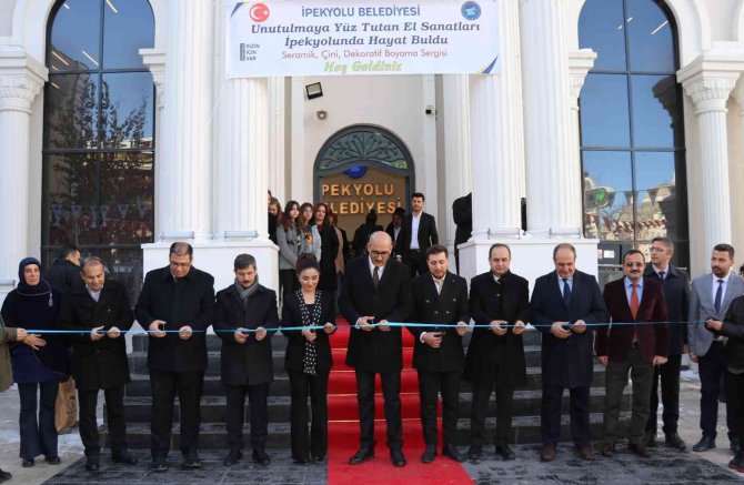 Van’da, ‘Unutulmaya Yüz Tutan El Sanatları İ̇pekyolu’nda Hayat Buldu’ Sergisi