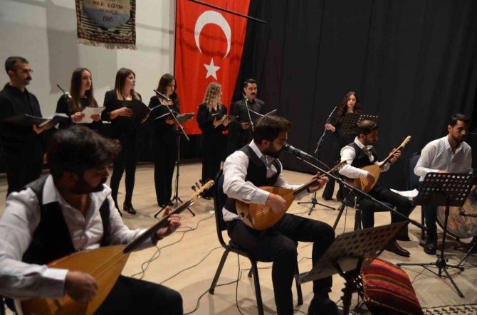 Varto Halk Eğitim Merkezi Müdürlüğünden Müzik Dinletisi