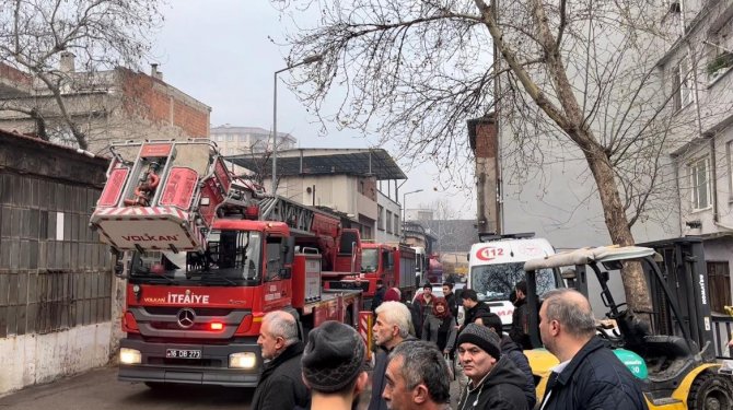 Bursa’da 3 Katlı Apartmanın Altında Bulunan Kereste Deposu Alev Alev Yandı