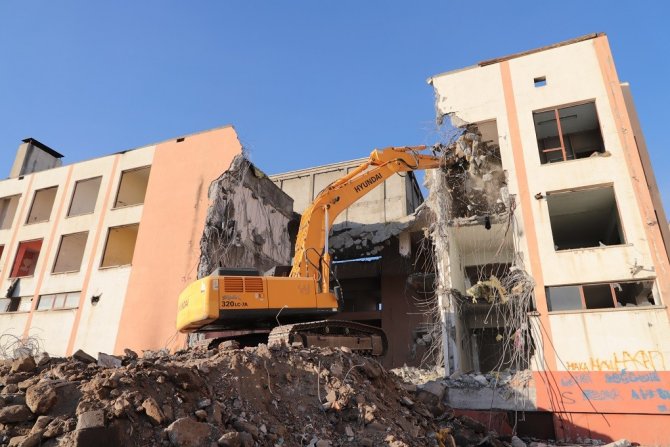 Yenişehir Esnaflar Çarşısında Yıkım İşlemleri Devam Ediyor