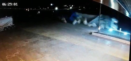 Devrilen Tırın Dorsesindeki Pamuk Balyaları Etrafa Saçıldı