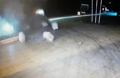 Devrilen Tırın Dorsesindeki Pamuk Balyaları Etrafa Saçıldı