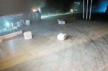 Devrilen Tırın Dorsesindeki Pamuk Balyaları Etrafa Saçıldı
