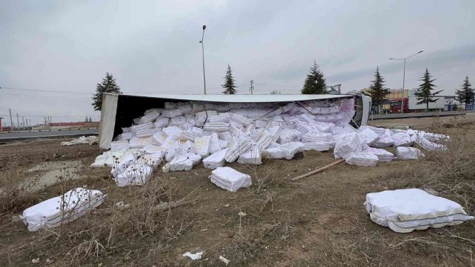 Tekstil Malzemesi Yüklü Tır Devrildi, 1 Kişi Yaralandı