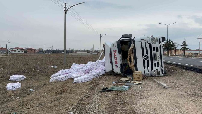 Tekstil Malzemesi Yüklü Tır Devrildi, 1 Kişi Yaralandı