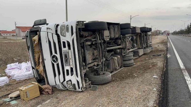 Tekstil Malzemesi Yüklü Tır Devrildi, 1 Kişi Yaralandı