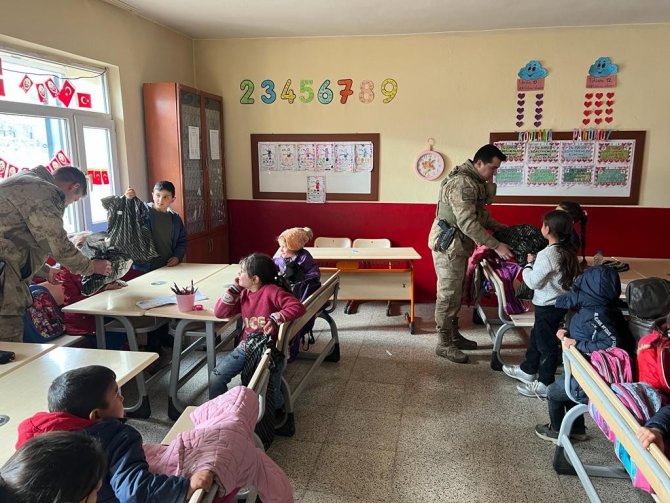 Ağrı’da Jandarma Köy Çocuklarını Sevindirmeye Devam Ediyor