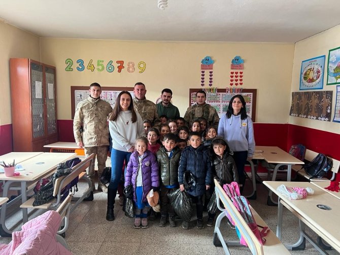 Ağrı’da Jandarma Köy Çocuklarını Sevindirmeye Devam Ediyor