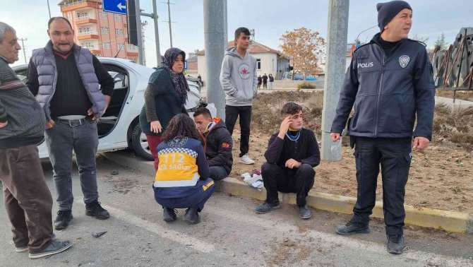 Aksaray’da Tır Otomobil İle Çarpıştı: 5 Yaralı