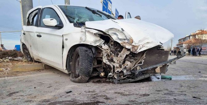 Aksaray’da Tır Otomobil İle Çarpıştı: 5 Yaralı