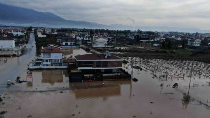 Antalya’da Su Altında Kalan Evlerin Temel İhtiyaçları İş Makinesiyle Giderildi